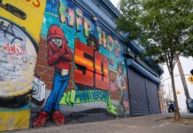 Museo de los Grammy celebra 50 años del dinamismo del hiphop con una muestra interactiva Desde un volante de las fiestas setenteras en las que se originó el hiphop, hasta un ensayo de política de un Tupac Shakur adolescente, la exposición interactiva de "Hip-Hop America: The Mixtape Exhibit", en el Museo de los Grammy en Los Ángeles, hace un viaje por los 50 años del "dinámico" género.