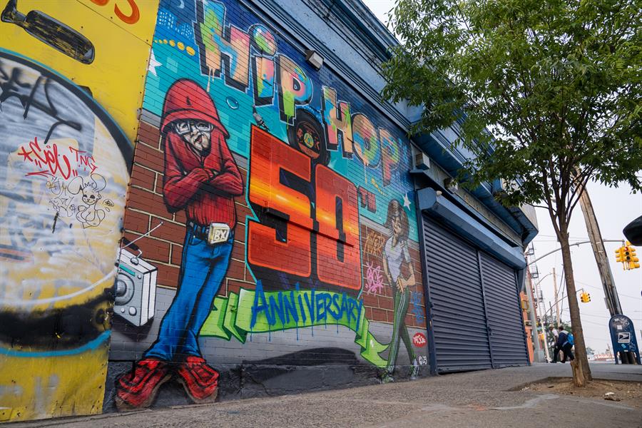 Hiphop NY 5 Desde un volante de las fiestas setenteras en las que se originó el hiphop, hasta un ensayo de política de un Tupac Shakur adolescente, la exposición interactiva de