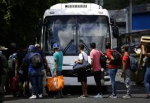El gobernador republicano de Texas, Greg Abbott, anunció que el estado ha transportado en autobús a más de 58.000 migrantes indocumentados a “ciudades santuario” en todo Estados Unidos dentro se su Operación Estrella Solitaria contra la inmigración irregular.