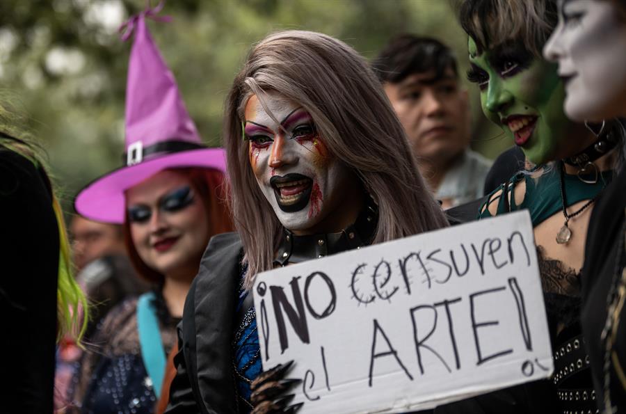Integrantes y simpatizantes del colectivo Percha LGBT+ protestan (2)