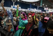 Integrantes y simpatizantes del colectivo Percha LGBT+ protestan (3)