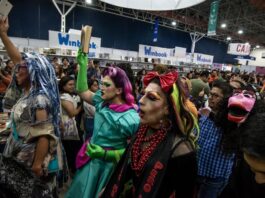 Integrantes y simpatizantes del colectivo Percha LGBT+ protestan (3)