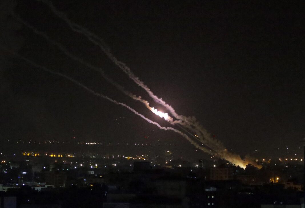 Israel bombardeó por aire varias instalaciones de Hamás en la Franja de Gaza como inicio de la operación 