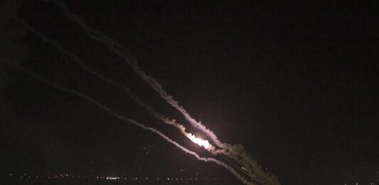 Israel bombardeó por aire varias instalaciones de Hamás en la Franja de Gaza como inicio de la operación "Espadas de hierro", en respuesta al ataque sorpresa múltiple que el grupo islamista lanzó esta mañana hacia territorio israelí.