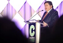 Gobernador de Illinois advierte a Biden que la llegada de migrantes es "insostenible" J.B. Pritzker.