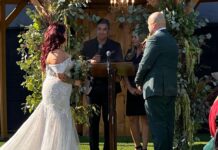 Jacqie Rivera y Mike Campos renovaron sus votos en una ceremonia íntima.