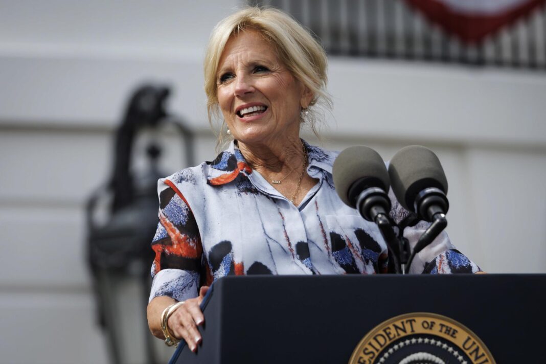 La primera dama, Jill Biden, resaltó este lunes en el sur de Florida la importancia de la detección precoz del cáncer y de 