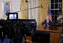 Biden se apoya en la solemnidad del Despacho Oval para transmitir gravedad y urgencia