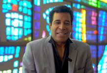 El imitador dominicano Julio Sabala celebra en Nueva York sus 35 años haciendo reír.