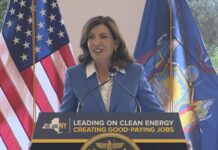 La gobernadora de Nueva York, Kathy Hochul, anunció este martes tres proyectos de energía eólica marina y 22 proyectos de energía renovable terrestre, lo que describió como la mayor inversión estatal en energía renovable en la historia del país.