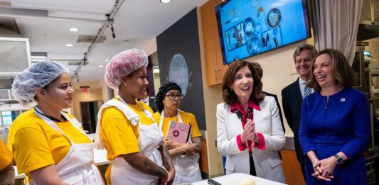 La gobernadora de Nueva York, Kathy Hochul, anunció hoy que se han identificado más de 18.000 empleos disponibles en diversas áreas ,desde tecnología a agricultura, con casi 400 empleadores dispuestos a contratar inmigrantes que hayan obtenido su permisos de trabajo en Estados Unidos. Foto Kathy Hochul