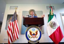 El embajador de Estados Unidos en México, Ken Salazar, afirmó este viernes que vienen "tiempos de cooperación histórica" entre su país y México, al abordar los detalles relacionados con el Diálogo de Alto Nivel de Seguridad binacional del día anterior y que estuvo centrado en la crisis del fentanilo y la migración.