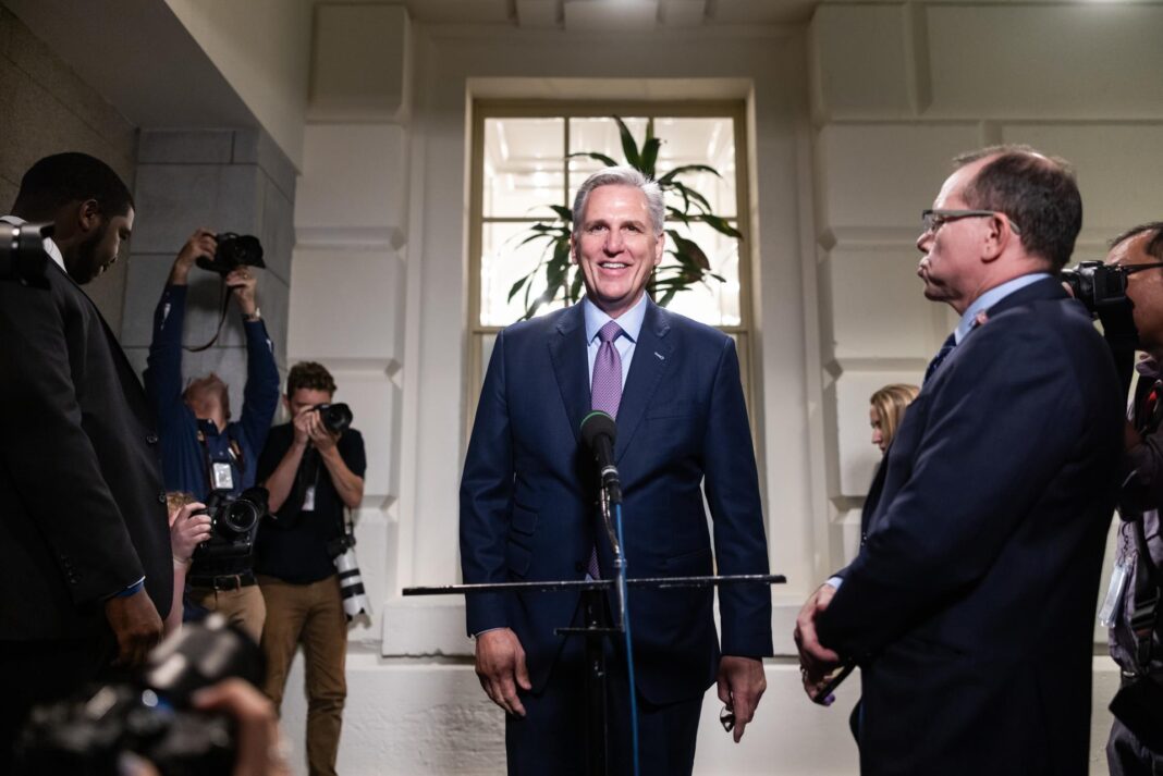 El republicano Kevin McCarthy fue destituido este martes como líder de la Cámara Baja tras una moción en su contra presentada por un miembro de su propio partido en represalia por concesiones efectuadas a los demócratas.