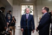 El republicano Kevin McCarthy fue destituido este martes como líder de la Cámara Baja tras una moción en su contra presentada por un miembro de su propio partido en represalia por concesiones efectuadas a los demócratas.