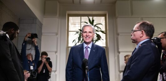 El republicano Kevin McCarthy fue destituido este martes como líder de la Cámara Baja tras una moción en su contra presentada por un miembro de su propio partido en represalia por concesiones efectuadas a los demócratas.