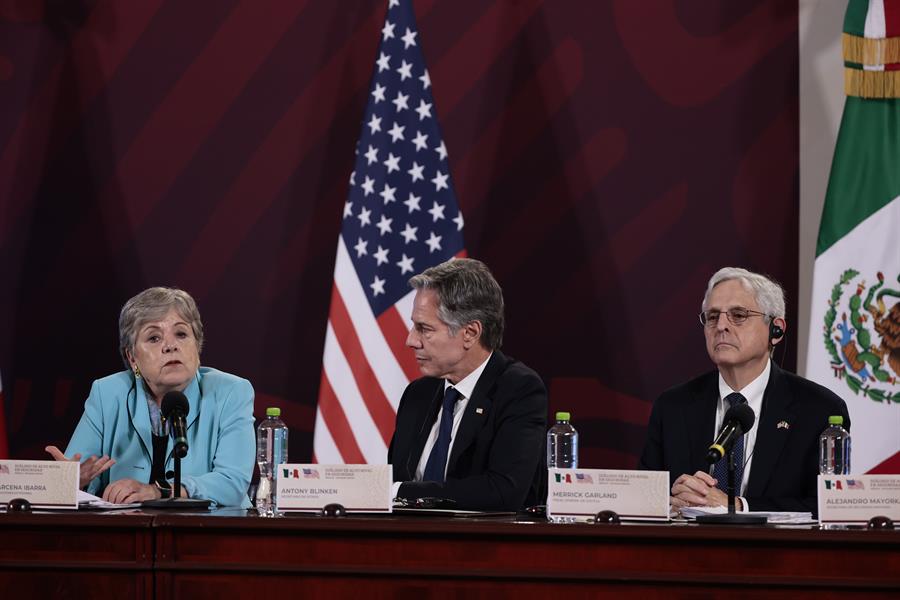 La canciller mexicana, Alicia B&aacute;rcena (i), el secretario de Estado de EE.UU, Antony Blinken