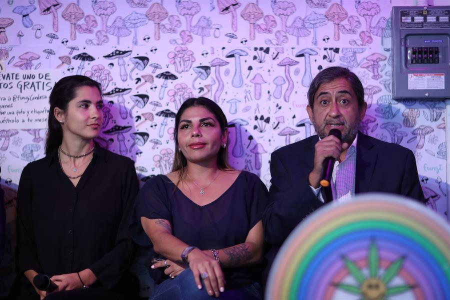 La doctora Mariana Ochoa (i), la doctora Midalia Arias (c) y el empresario Julio Zenil (d) participan hoy, durante un rueda de prensa, en Ciudad de México (México) La doctora Mariana Ochoa (i), la doctora Midalia Arias (c) y el empresario Julio Zenil (d) participan hoy, durante un rueda de prensa, en Ciudad de México (México)