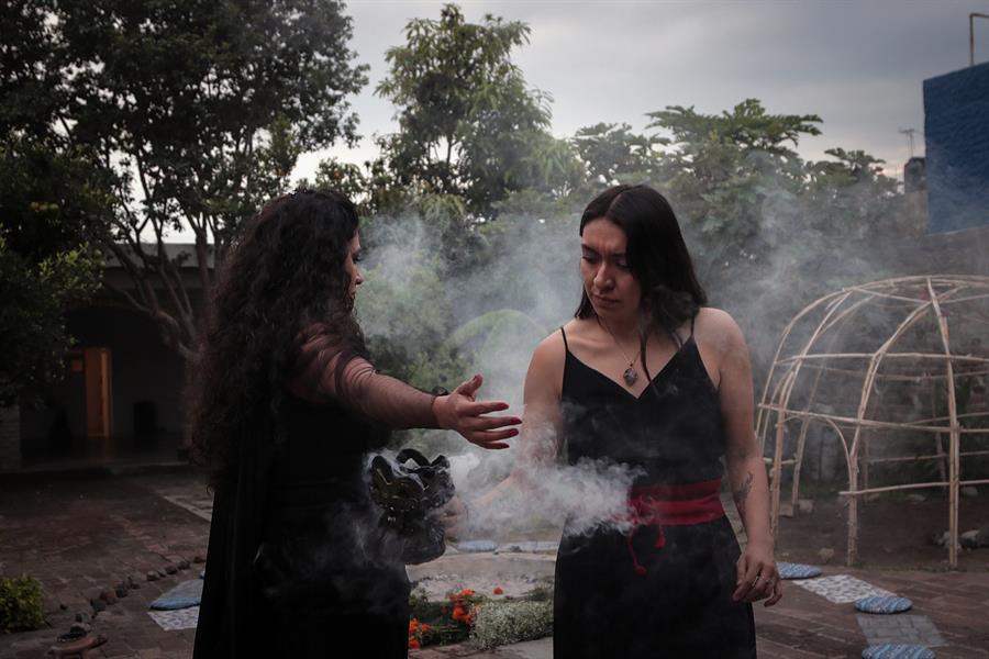 La gu&iacute;a del c&iacute;rculo &ldquo;Mujeres sanando&rdquo; Danae Guti&eacute;rrez (d) realiza un ritual denominado &ldquo;sanaci&oacute;n de &uacute;tero o renovaci&oacute;n creativa