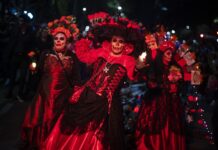 Las catrinas desfilan en Ciudad de México como antesala del Día de Muertos Decenas de miles de mexicanos y turistas presenciaron este domingo la "Mega Procesión de las Catrinas", un desfile de esqueletos en Ciudad de México que sirve como antesala del Día de Muertos.