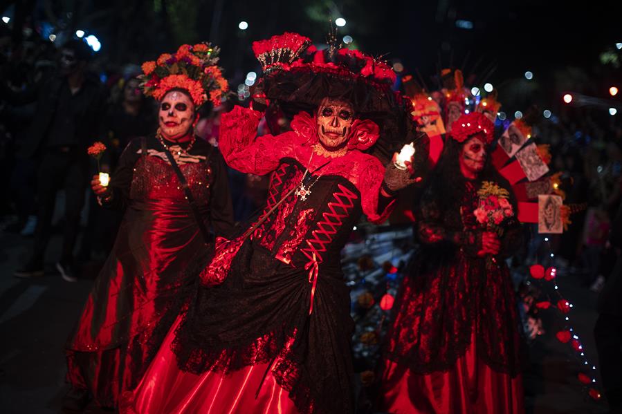 Las catrinas desfilan en Ciudad de México Decenas de miles de mexicanos y turistas presenciaron este domingo la