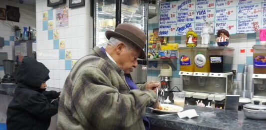 El 47 % de los adultos latinos de bajos ingresos en California experimentó inseguridad alimentaria en 2022, el mayor aumento entre los residentes del estado, según un estudio de la Universidad de California Los Ángeles (UCLA) divulgado este miércoles.