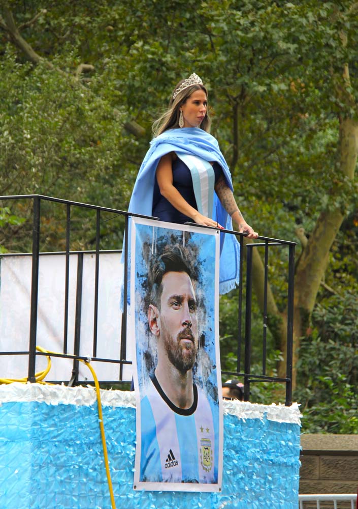 Hasta el famoso Leo Messi fue parte del Desfile de la Hispanidad 2023 que el domingo 8 de octubre inund&oacute; la Quinta Avenida con una gran representaci&oacute;n cultural de Am&eacute;rica Latina encabezada por Espa&ntilde;a, rememorando el 12 de octubre de 1492.