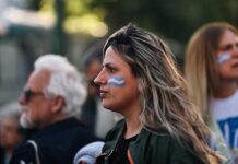 Los jóvenes argentinos votan con enojo, miedo y desencanto con la vieja política Los jóvenes argentinos votan