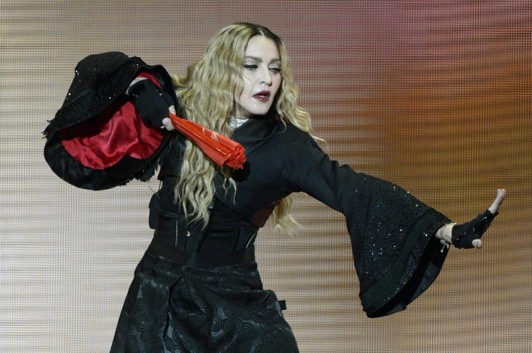 Madonna 12 La cantante Madonna arrancó este sábado en Londres su última gira musical, con la presentación de más de cuarenta canciones, entre ellas grandes éxitos de las últimas cuatro décadas.