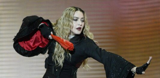 La cantante Madonna arrancó este sábado en Londres su última gira musical, con la presentación de más de cuarenta canciones, entre ellas grandes éxitos de las últimas cuatro décadas.