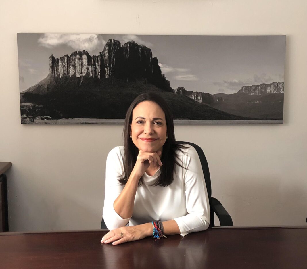La exdiputada venezolana María Corina Machado ha agradecido el apoyo brindado por los simpatizantes de la oposición en las primarias de este domingo y, una vez confirmada su victoria. Foto María Corina Machado