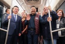 Martí Batres Guadarrama(c) durante la reapertura de la nueva linea 1 del metro, hoy de la Ciudad de México