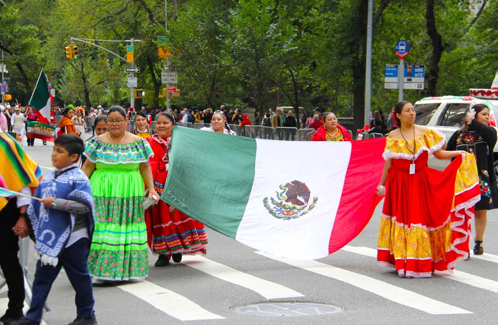 M&eacute;xico, uno de los grupos m&aacute;s esperados del Desfile de la Hispanidad, se hizo presente con varias delegaciones, carro aleg&oacute;rico y su inigualable m&uacute;sica, sin embargo se destac&oacute; la masiva participaci&oacute;n de ni&ntilde;os y j&oacute;venes nacidos en Estados Unidos.