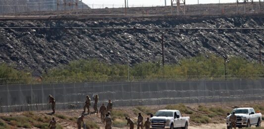 Miembros de la Guardia Nacional de Texas instalan barricadas de alambre de navajas (1)