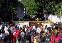Migrantes varados en la frontera sur de México marcharon este martes para exigir protección a la Comisión Nacional de los Derechos Humanos (CNDH) y medidas cautelares antes de la salida de una caravana de cerca de 2.500 extranjeros dentro de los próximos días.