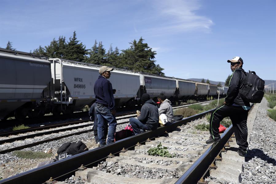 Migrantes centroamericanos viajan a bordo del tren denominado La Bestia (1) Migrantes
