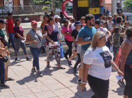 Denver está en caos, pero recibe aún a migrantes sin limitaciones como en Chicago y Nueva York Migrantes