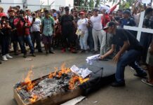 Miles de migrantes protestaron este jueves en la frontera sur de México con un ataúd simbólico para representar a los fallecidos en su tránsito por el país y con las manos encadenadas.