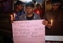 Migrantes realizan una vigilia en solidaridad con las victimas del huracán Otis (3)