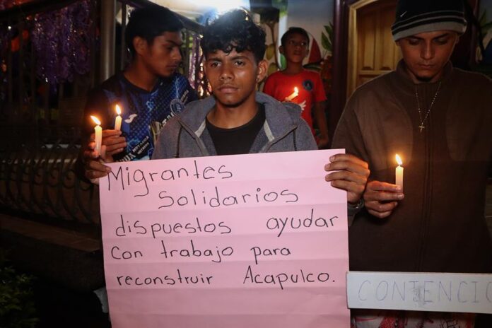 Migrantes realizan una vigilia en solidaridad con las victimas del huracán Otis (3) Migrantes realizan una vigilia en solidaridad con las victimas del huracán Otis (3)
