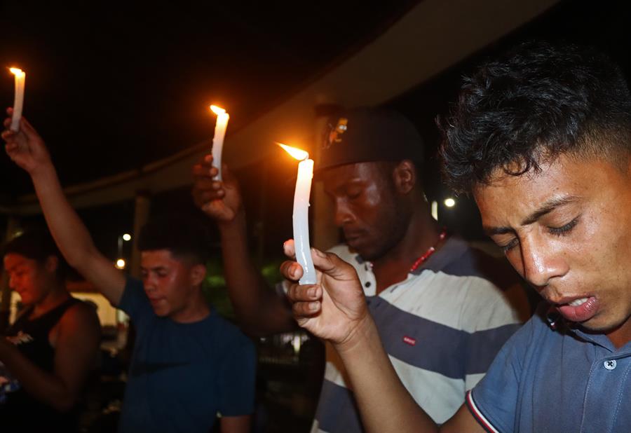 Migrantes realizan una vigilia hoy en Tapachula (2)