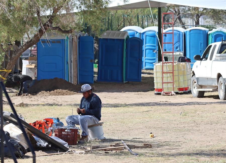 Migrante al interior de un albergue.