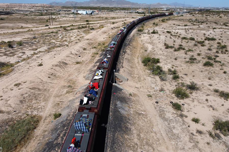 Migrantes viajan hoy sobre el tren conocido como La Bestia (1)