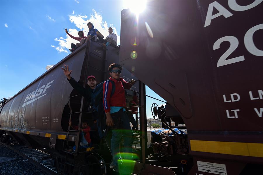 Migrantes viajan hoy sobre el tren conocido como La Bestia (2)