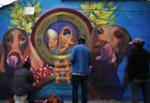 Muralistas de seis países reflexionan sobre la vida y muerte en un cementerio en Bolivia Los artistas urbanos se apoderaron de algunas de las paredes del camposanto para darles "vida" con sus murales.