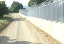 La República Dominicana inaugura el primer tramo de su muro fronterizo con Haití La República Dominicana inauguró este jueves el primer tramo de la verja perimetral que levanta en la frontera con Haití, con el objetivo de controlar el tráfico de migrantes, drogas y armas.
