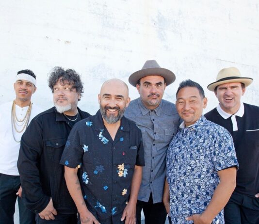 La banda de rock latino Ozomatli es reconocida por compartir positividad a través de la música.