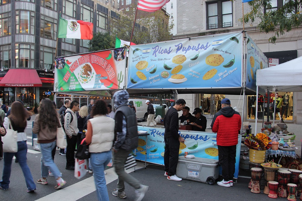 Las populares pupusas de El Salvador se han convertido en un bocadillo presente en todas las ferias callejeras en las cuales las preparan al momento las h&aacute;biles manos de las mujeres centroamericanas que colocan rellenos al gusto del cliente.