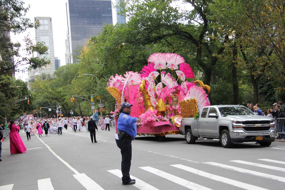 Panam&aacute; se rob&oacute; el show, con la mejor participaci&oacute;n del Desfile de la Hispanidad 2023, la cual cont&oacute; con varios carros aleg&oacute;ricos y delegaciones perfectamente ordenadas y hermosamente vestidas con trajes tradicionales.