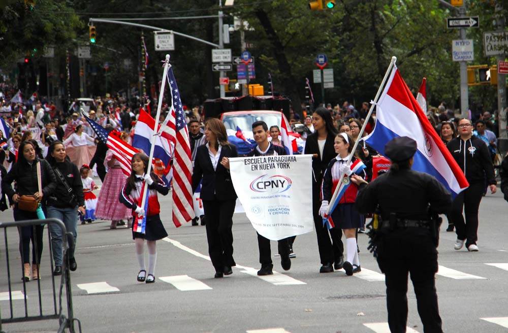 Paraguay tambi&eacute;n cont&oacute; con un nutrido contingente en el cual se destacaron los ni&ntilde;os, que desfilaron orgullosos de sus ra&iacute;ces y su cultura binacional, portando banderas de Paraguay y de Estados Unidos.