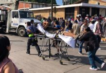Personal de rescate atiende a heridos por el desplome del techo de una iglesia hoy, en Ciudad Madero